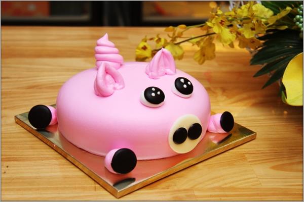 En güzel doğum günü pastası şeklinde domuz özeti
