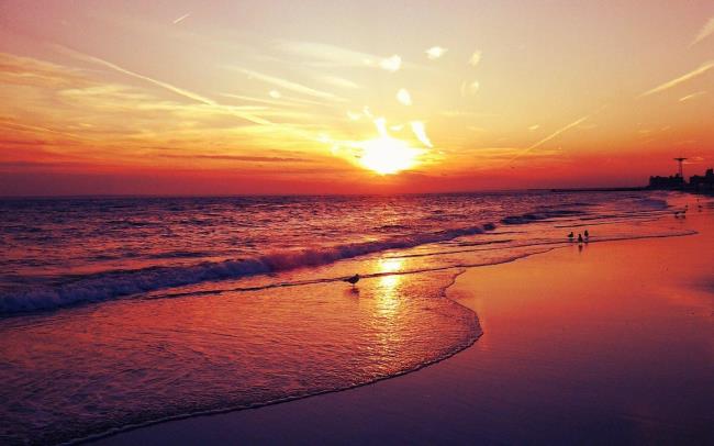 Ringkasan gambar matahari terbenam yang indah di laut