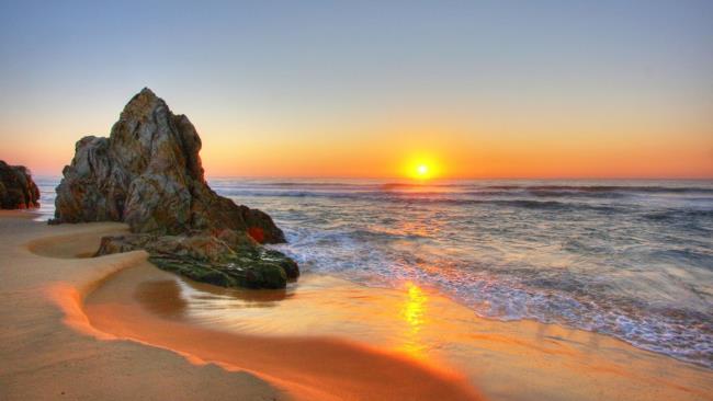 Resumo de belas imagens do pôr do sol no mar