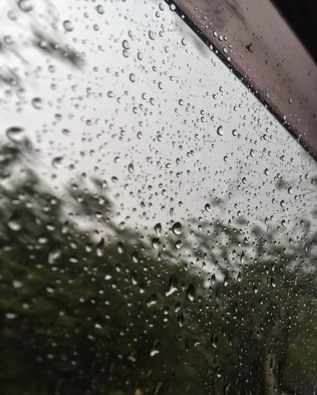 مجموعة صور جميلة للحب الحزين تحت المطر