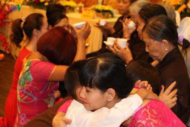 Zusammenfassung der berührenden Zeremonie der kindlichen Frömmigkeit von Vu Lan