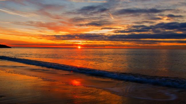 Résumé de belles images de coucher de soleil sur la mer