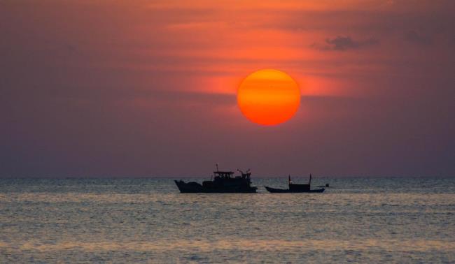Podsumowanie pięknych zdjęć zachodu słońca na morzu
