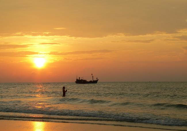 Summary of beautiful sunset images on the sea