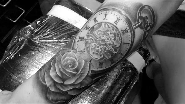 गुलाब के टैटू और बेहद सेक्सी घड़ियों के 50+ मॉडल का सुझाव