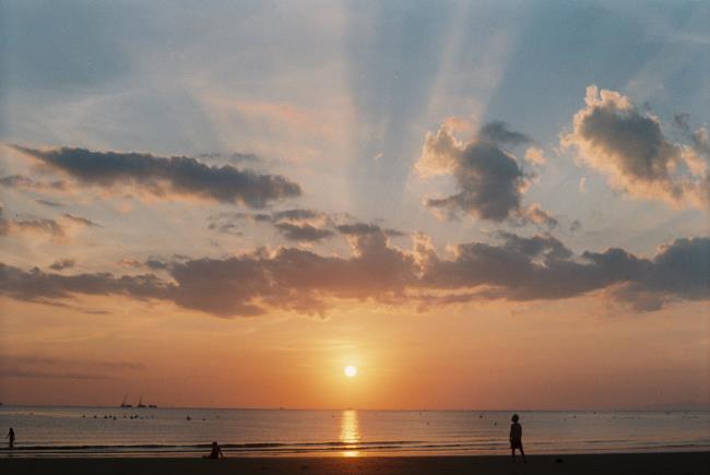समुद्र पर सुंदर सूर्यास्त छवियों का सारांश