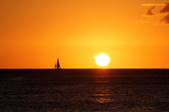 Zusammenfassung der schönen Sonnenuntergangsbilder auf dem Meer
