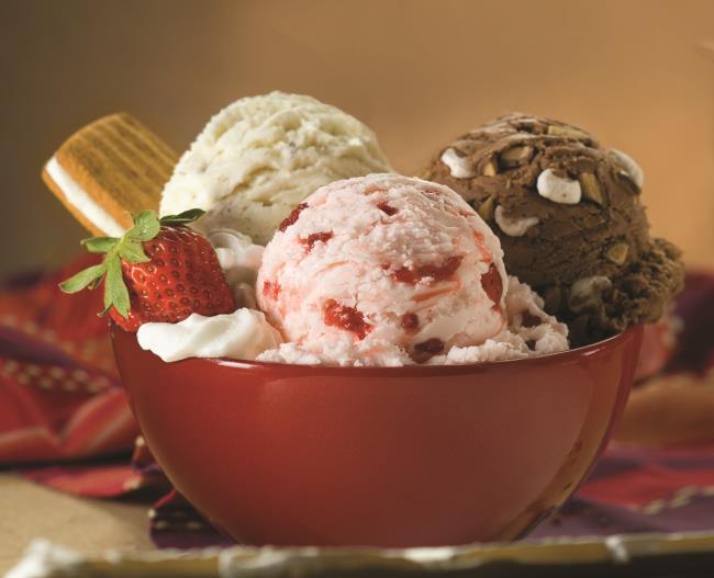 सारांश छवि आकर्षक आइसक्रीम तुरंत खाने के लिए देखो