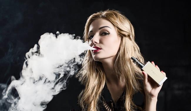 Gambar-gambar teratas dari gadis-gadis yang merokok ekstrim, suasana hati