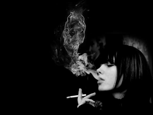 अत्यधिक धूम्रपान करने वाली लड़कियों की शीर्ष तस्वीरें, मूड