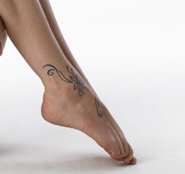 Ringkasan corak tatu pergelangan kaki untuk wanita