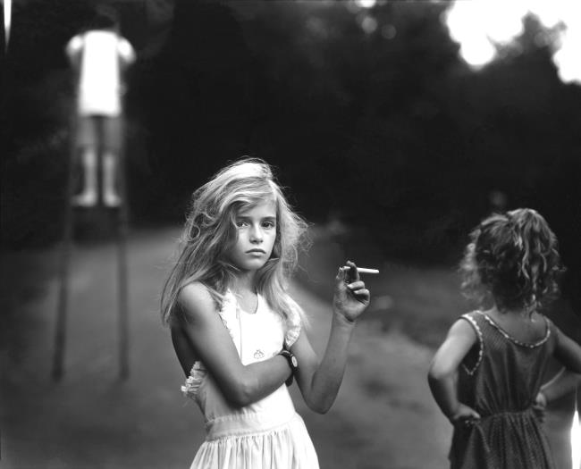 تصاویر برتر دختران سیگاری شدید ، خلق و خوی
