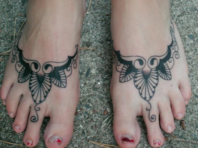 Ringkasan corak tatu pergelangan kaki untuk wanita