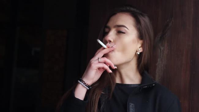 تصاویر برتر دختران سیگاری شدید ، خلق و خوی