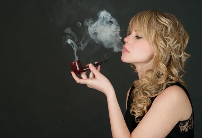 अत्यधिक धूम्रपान करने वाली लड़कियों की शीर्ष तस्वीरें, मूड
