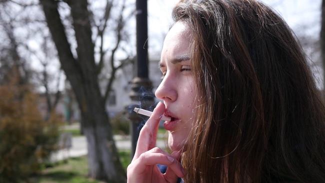Gambar-gambar teratas dari gadis-gadis yang merokok ekstrim, suasana hati