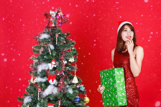 Sintesi dell'immagine di Noel con la ragazza sexy