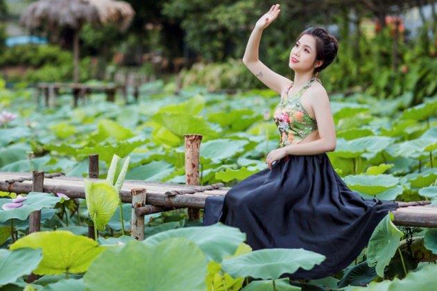 Sammlung von Bildern von Mädchen, die die schönste Lotusdusche nehmen