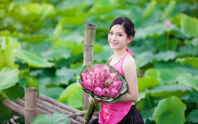 Collection of images of girls taking the most beautiful lotus shower