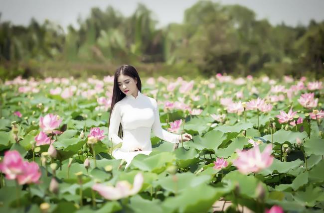 Verzameling van afbeeldingen van meisjes die de mooiste lotusdouche nemen