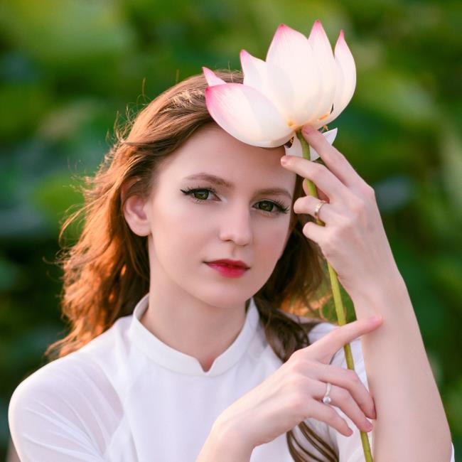Sammlung von Bildern von Mädchen, die die schönste Lotusdusche nehmen