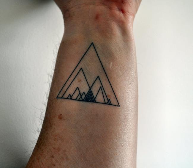 最もユニークな三角形のタトゥーパターンのコレクション