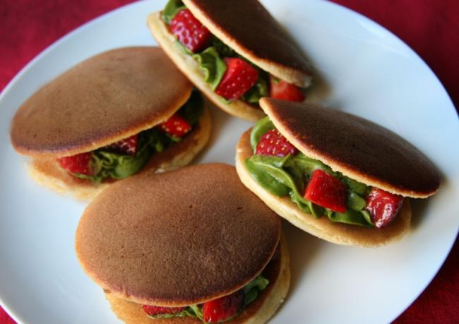 En venant au Japon, personne n'ignore les beignets Doraemon, aujourd'hui il peut être varié avec une garniture à la crème ou à la fraise à votre guise.