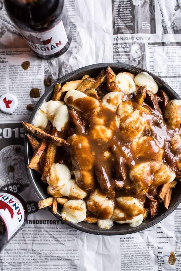 Deliziosa poutine con sugo e salsa al formaggio.