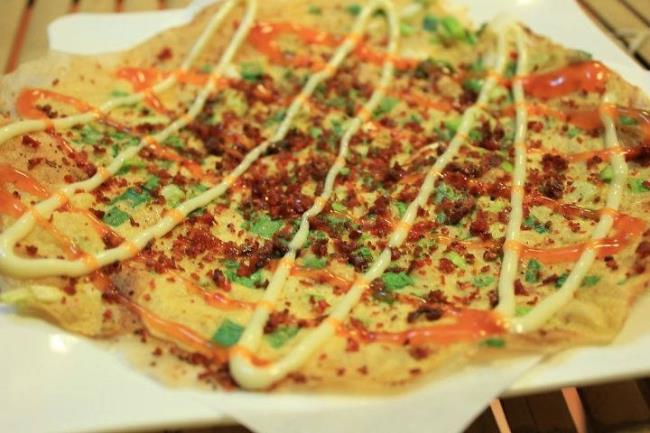 Gebakken rijstpapier is een populair gerecht in Vietnam, ook wel bekend als Vietnam's pizza.