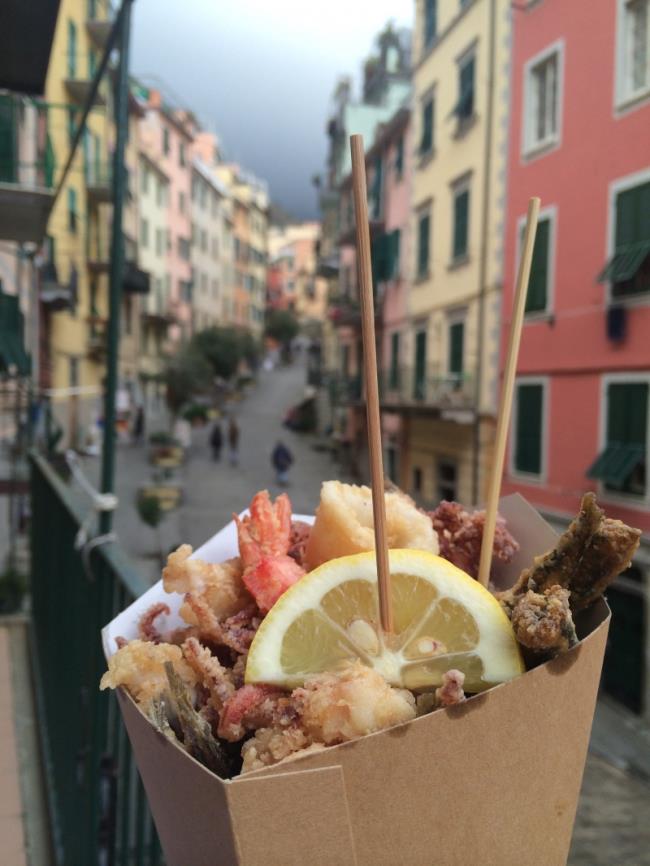 Questo è il Cuoppo Napoletano con frutti di mare fritti e una deliziosa fetta di limone.