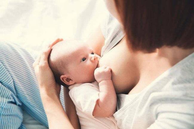 L'intossicazione alimentare è davvero pericolosa per una madre che allatta?