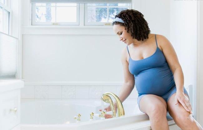 Il fatto che le madri incinte facciano bagni caldi può causare aborto spontaneo