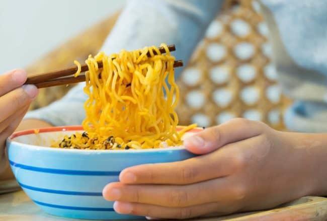 Le donne incinte possono mangiare spaghetti istantanei?  Le tagliatelle piccanti influenzano il feto o no?