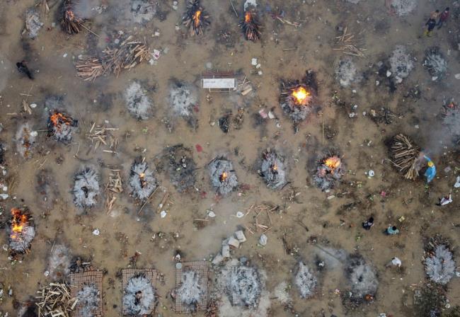 Foto wabak yang mengerikan di India, di bawah setiap timbunan kayu adalah mayat pesakit - Foto 14.