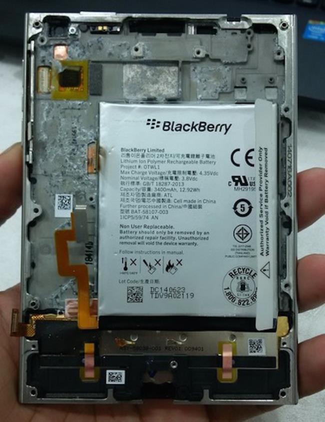 Раскройте корпус квадратного смартфона BlackBerry Passport
