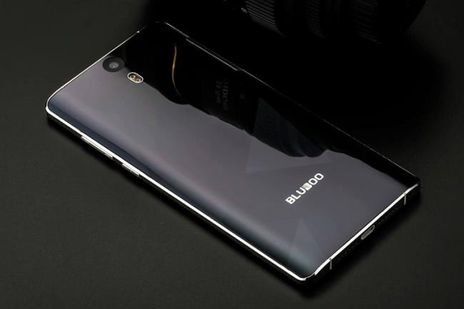 Try the durability of Bluboo Xtouch, a low-cost high-priced phone