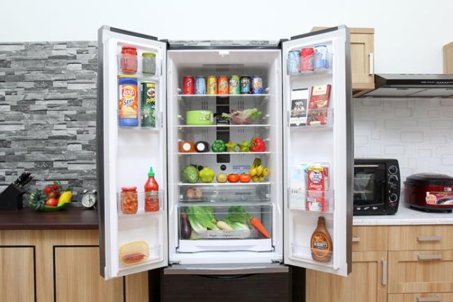 Bénéficiez du large compartiment à légumes du réfrigérateur Hitachi avec congélateur inférieur