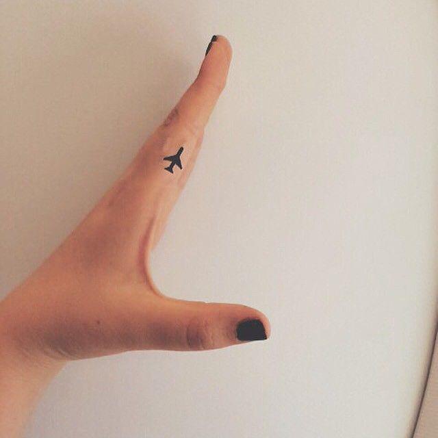 Татуировка самолет на пальце