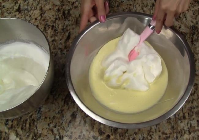 Cara mencampurkan putih telur kocok dengan bahan lain