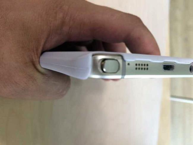 Desain slot S-Pen Galaxy Note 5 menunjukkan foto yang sebenarnya