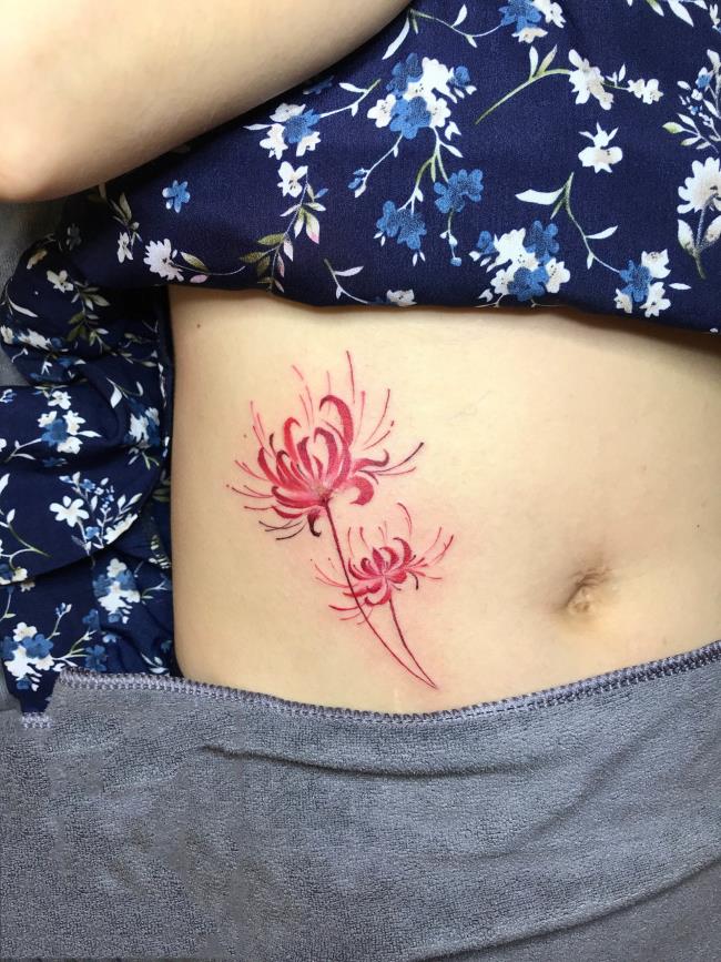 Koleksi tatu di pinggang untuk wanita yang penuh dengan seksi dan menggoda