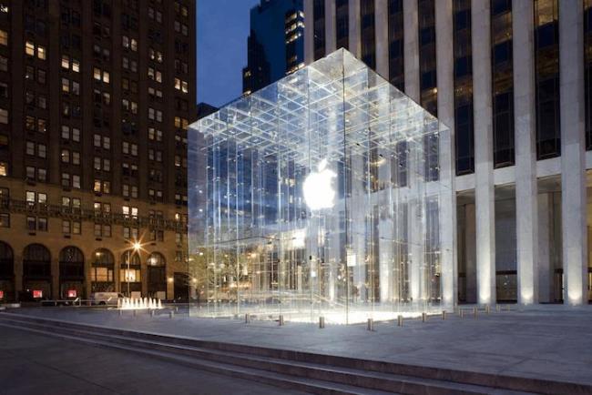 Para pengunjuk rasa bercokol di toko terbesar Apple di New York