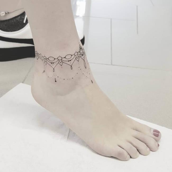 Synthetisieren Sie noch heute die neuesten schönen Fußshake-Tattoo-Proben