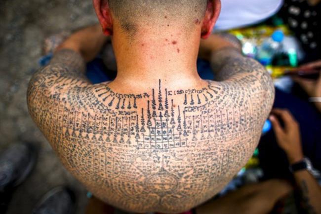 Collezione di modelli di tatuaggi amuleti thailandesi che la maggior parte delle persone sceglie di tatuare