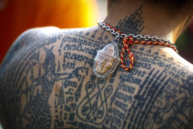 Sammlung von thailändischen Amulett-Tätowierungsmustern, die die meisten Menschen zum Tätowieren wählen