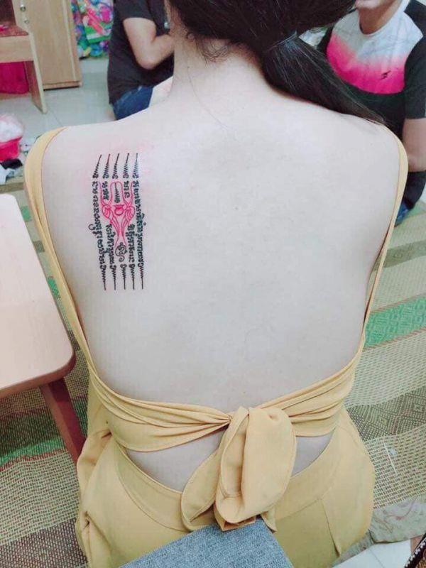 Collezione di modelli di tatuaggi amuleti thailandesi che la maggior parte delle persone sceglie di tatuare
