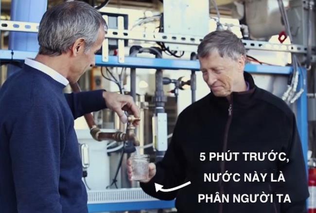 Bill Gates drinks filtered water from human feces to demonstrate the new water purification technology