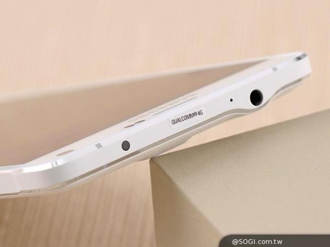 Buka kotak Samsung Galaxy Note 4 versi dual sim
