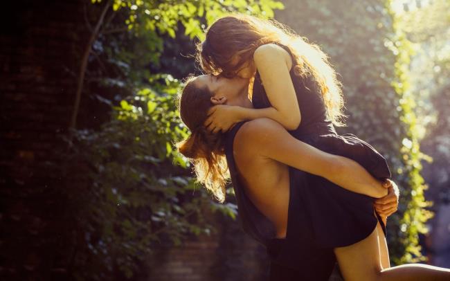 "เป็นลม" กับภาพคู่รักที่โรแมนติกและเร่าร้อนจูบกัน