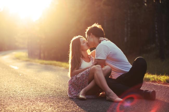 "Pingsan" dengan serangkaian foto pasangan romantis dan penuh gairah yang sedang berciuman
